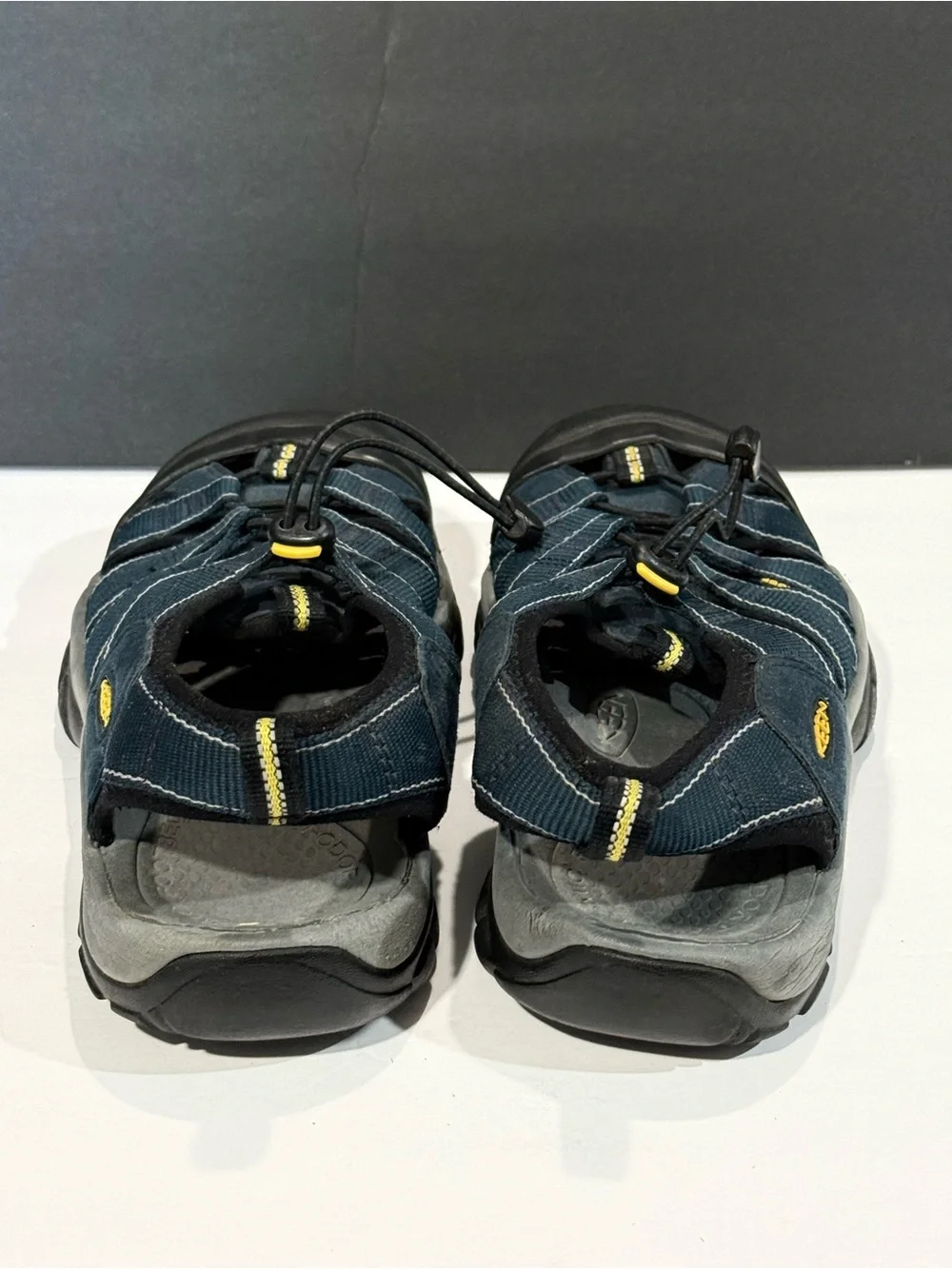 Keen sandals for men’s, closed toe, navy and black color, sz 9